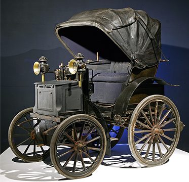 Kaarslamp zien op de Panhard Levassor Phaeton uit 1895 in het Louwman Museum Verlichting