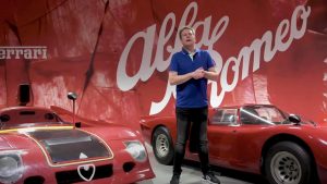 Twee Alfa Romeo Tipo 33 voor internationale motor race